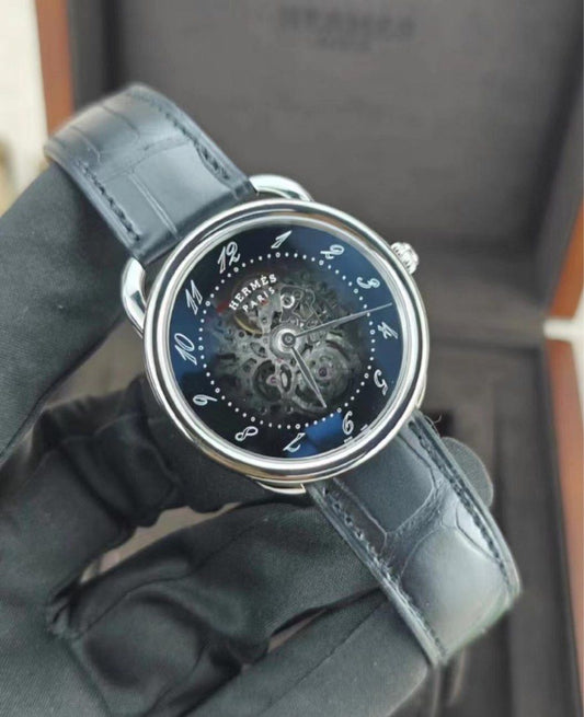 24年1月 新淨 Hermes ARCEAU W049008WW00 (全套 鏤空錶面 獨特設計)