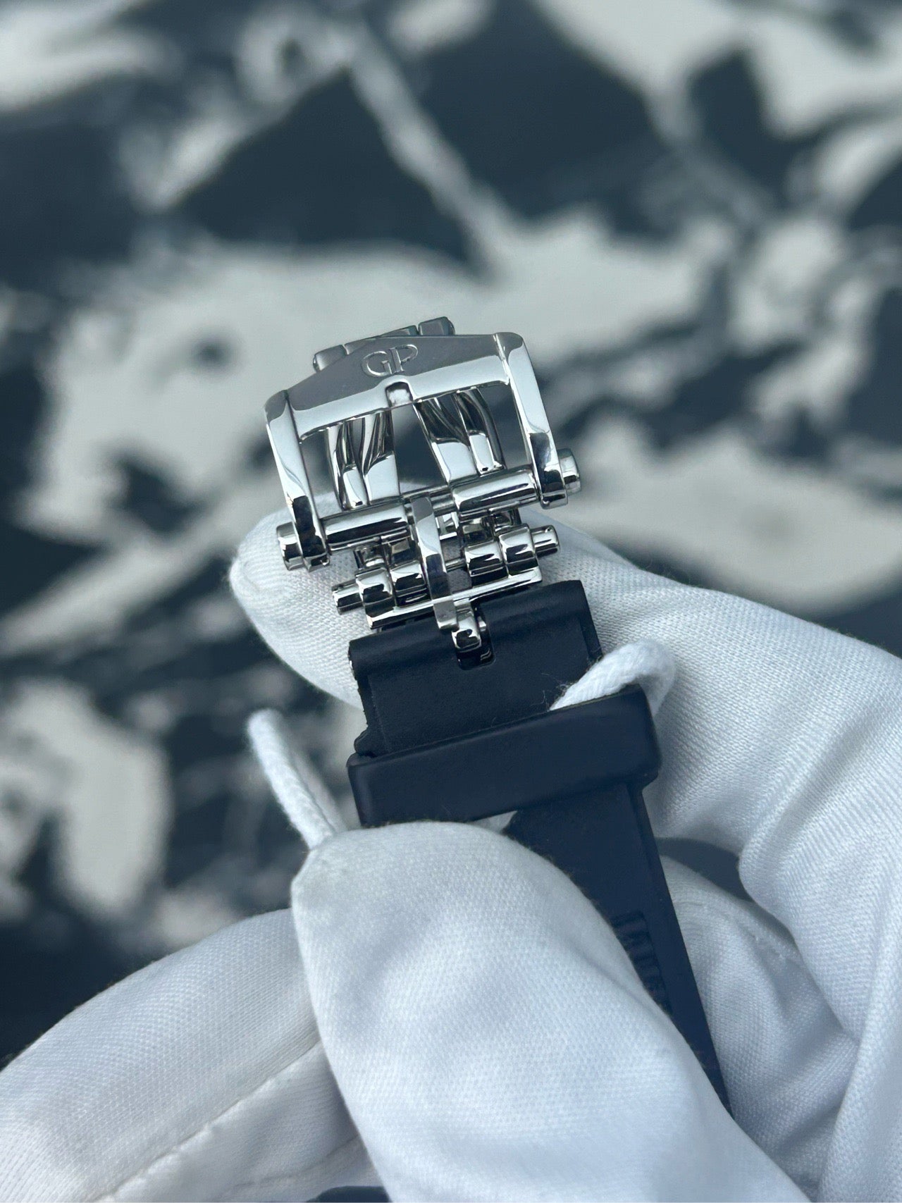 芝柏 Girard Perregaux 桂冠 81005-11-131-BB6A