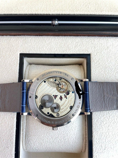 Lange 205.086 藍色星空砂金錶盤